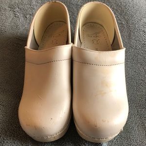 Women’s Dansko 41 wide white clogs